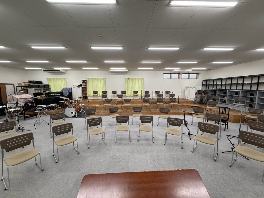 椅子と譜面台が半円に並べられた、吹奏楽部専用部室の合奏室