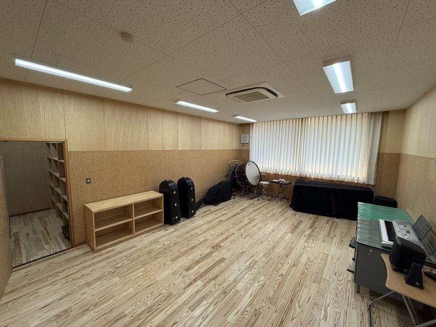吸音材が張られた、各務原キャンパスの練習室